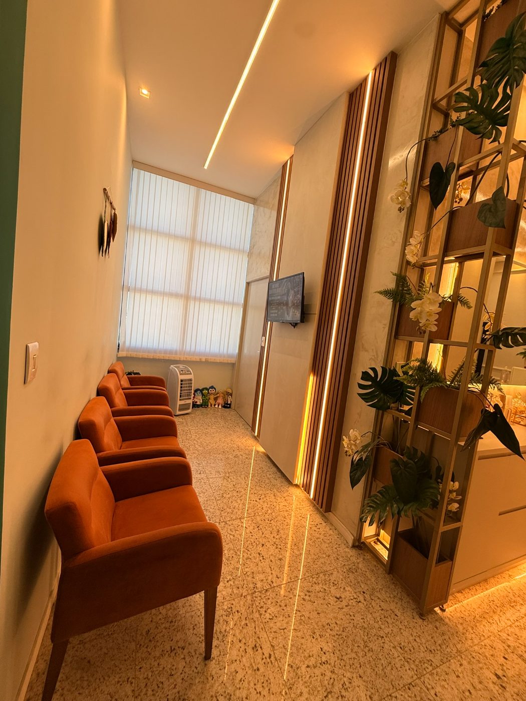 Sala de espera aconchegante com poltronas em tom terracota